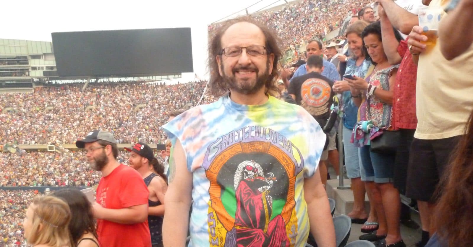 ชายวัย 72 ปีผู้ชื่นชอบคอนเสิร์ตเข้าชม 24,000 รายการด้วยการสนับสนุนจากกัญชา