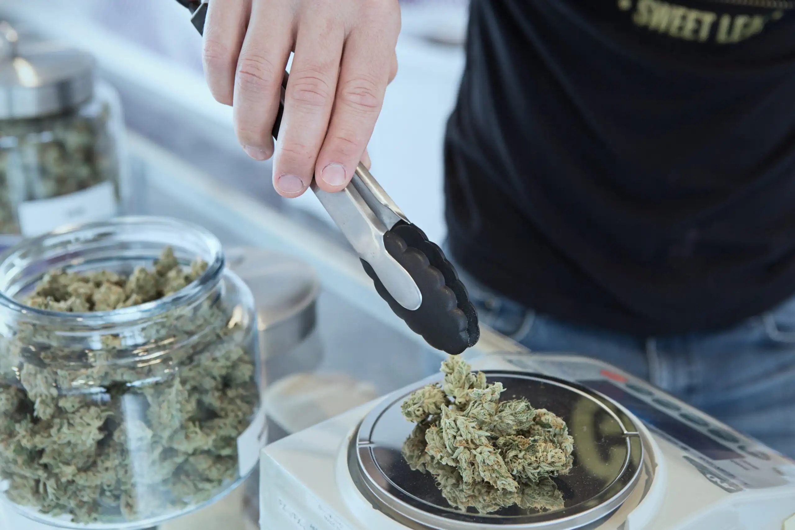 Licencias de cannabis en Rhode Island detenidas por orden judicial federal por disputa de residencia