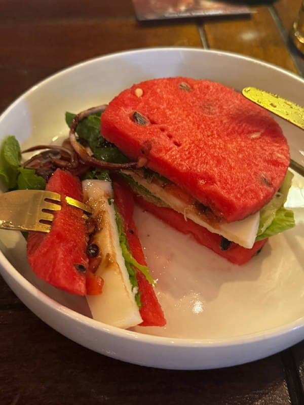 Refrescante Hamburguesa de Sandía con Toque Italiano en Banyan Market