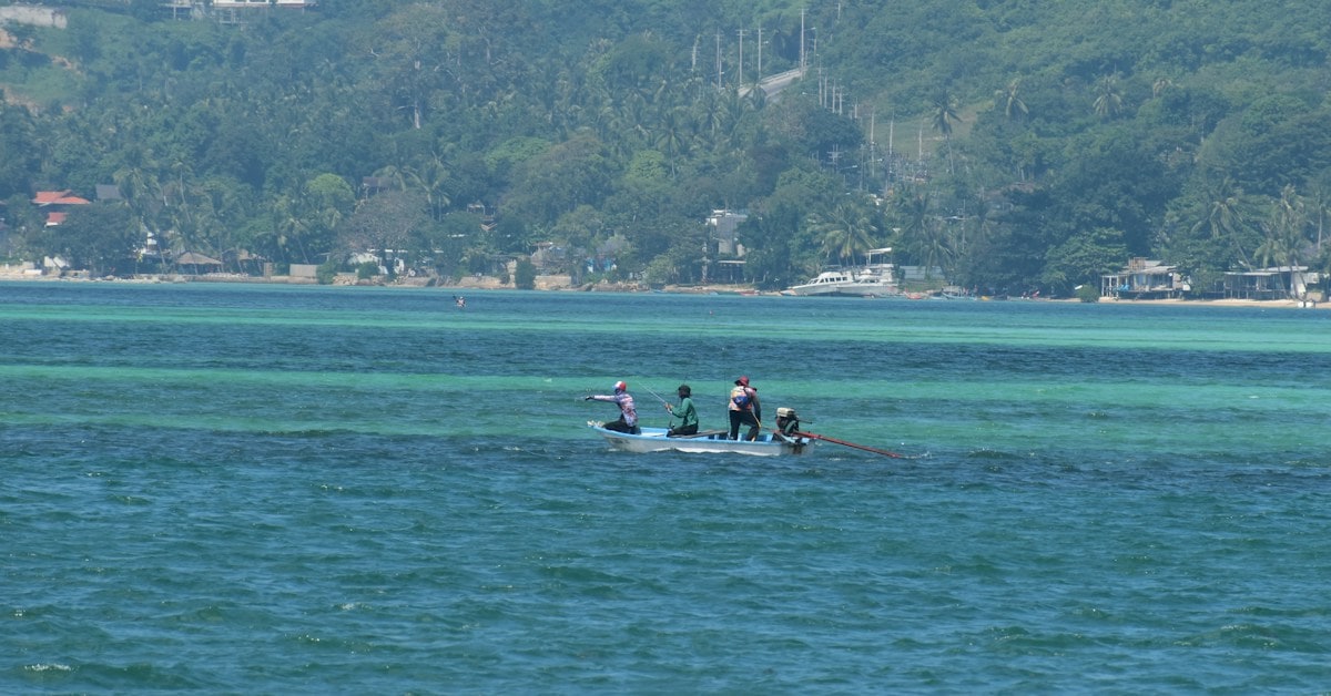 Unusual Sight as Koh Samui Police Push Car Out of Fuel
