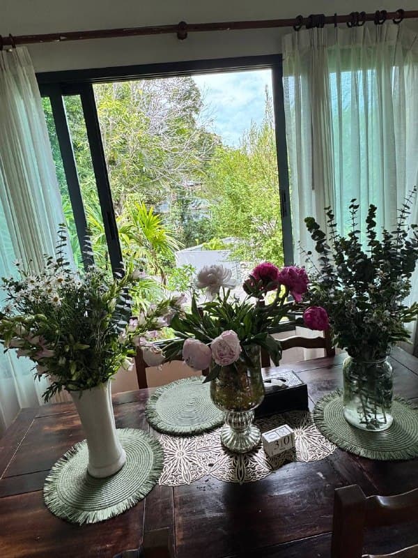 Nouveau fleuriste de Bangkok ouvre à Koh Samui avec de magnifiques bouquets de saison