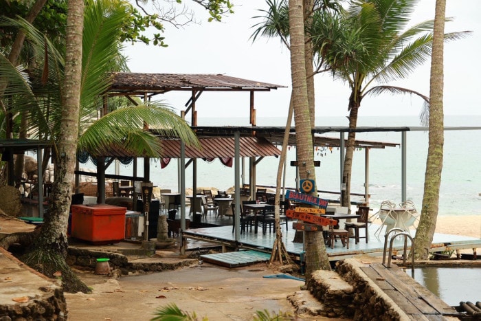 A Phuket ordinata la demolizione delle strutture abusive sulla spiaggia di Nui
