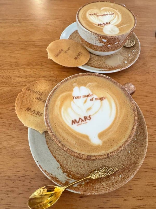 Mars Eatery&Art inaugura elegante café en Lamai con arte único en café