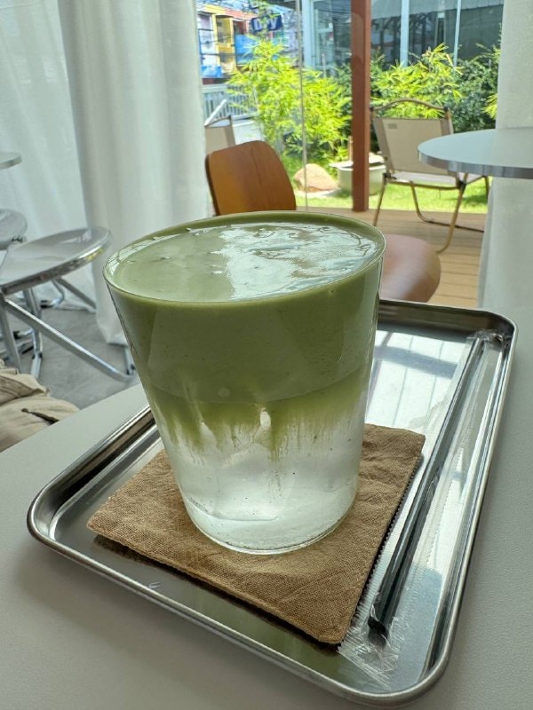 Whiteroof Cafe a Koh Samui Offre Sei Varietà di Matcha e Preparazioni Uniche