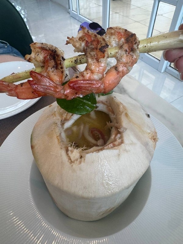 Eva Cafe ofrece comedor tranquilo en jardín y espacio para eventos en Koh Samui